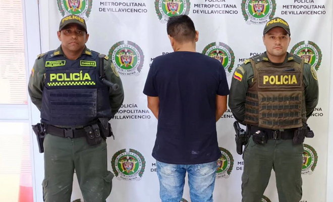 Persona capturada-policías custodiando 