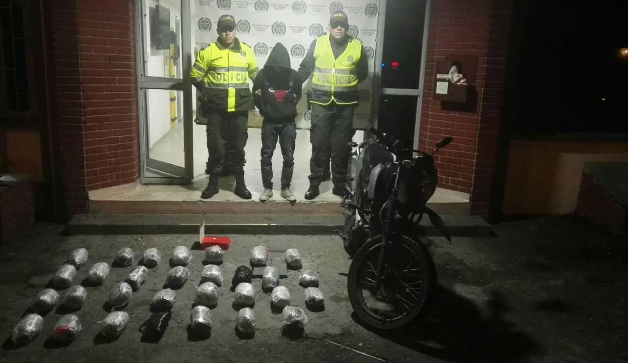 Sorprendido hombre que transportaba 15 kilos de marihuana cripy en una motocicleta 