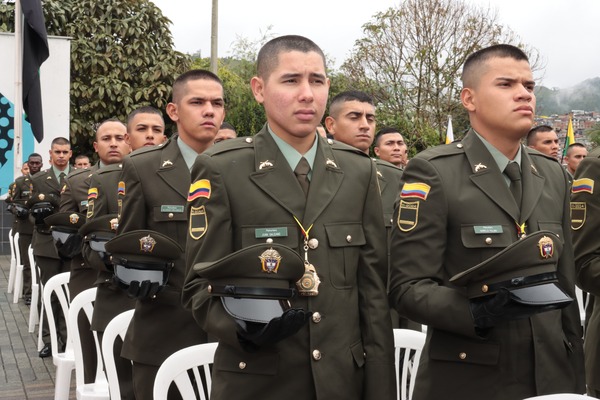 Escuela de Carabineros Alejandro Gutiérrez entrega placas al curso 004
