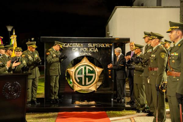 Así se vivió la develación del monumento en homenaje al aniversario 60 de la Academia Superior de Policía.  Un tributo que resalta la esencia de una institución que ha sido, es y será el pilar de la educación estratégica de los oficiales superiores de la Policía Nacional de Colombia. ??‍♂