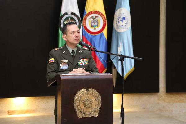 Policía informando el acompañamiento al plan democracia