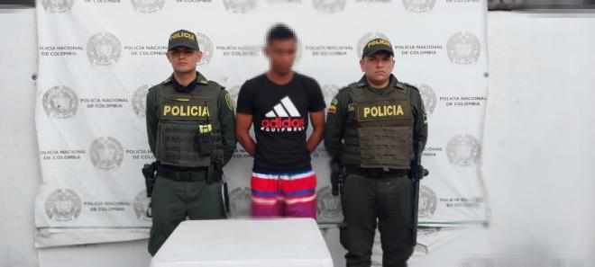 Persona capturada-policías custodiando