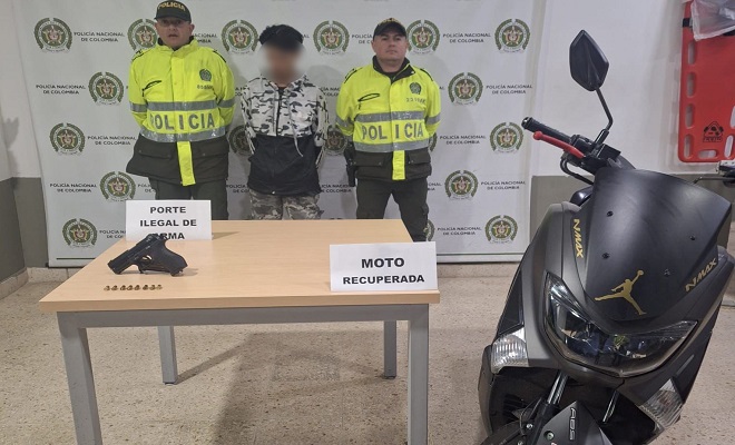 Persona capturada-policías custodiando-motocicleta recuperada