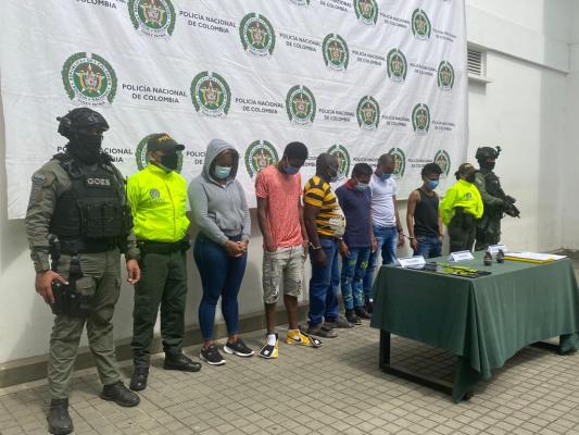 6 personas capturadas-policías custodiando-elementos incautados