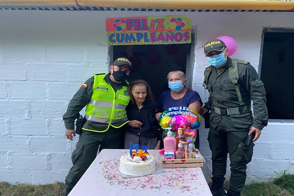 Festejo de cumpleaños a adulto mayor
