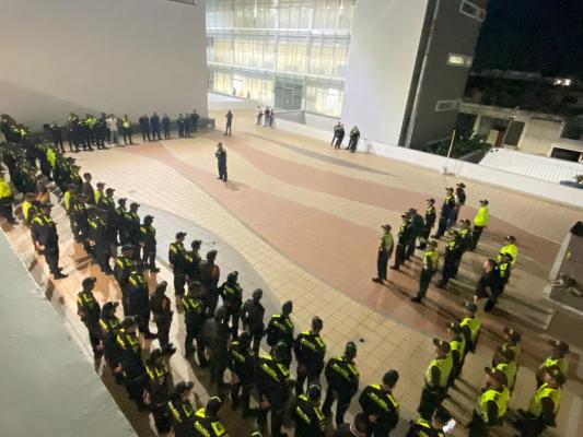 Policías formando