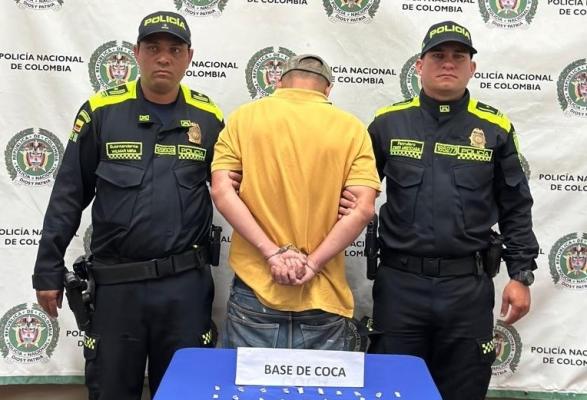 Persona capturada-policías custodiando 	