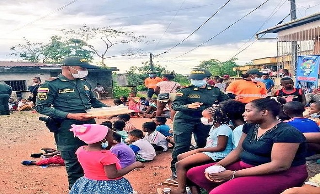 Policías y niños 