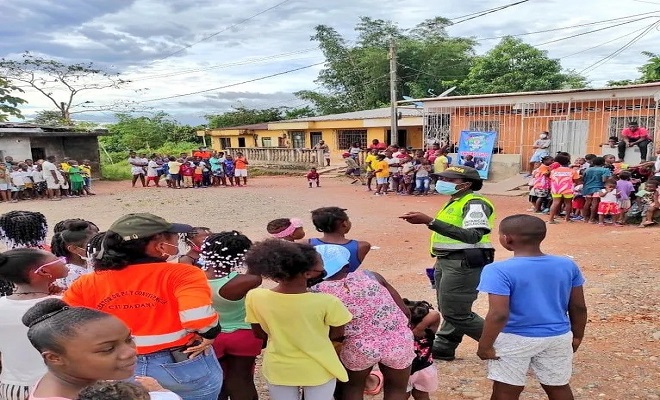 Policías y niños 