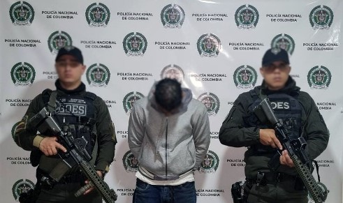 El sujeto capturado para cometer el ilícito, utiliza un arma de fuego tipo revólver