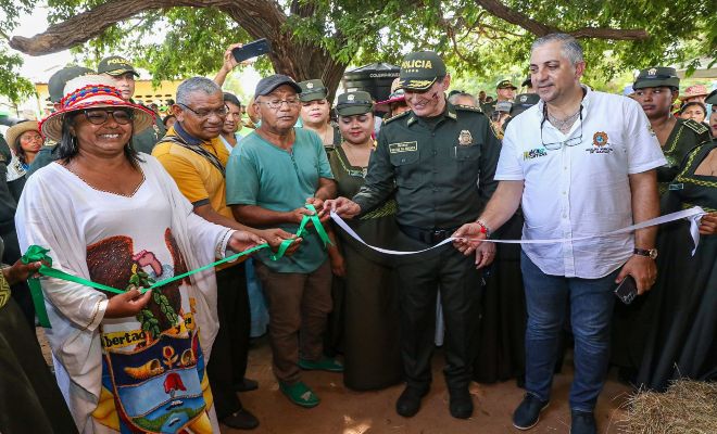  La Policía Nacional entrega aula escolar en Riohacha