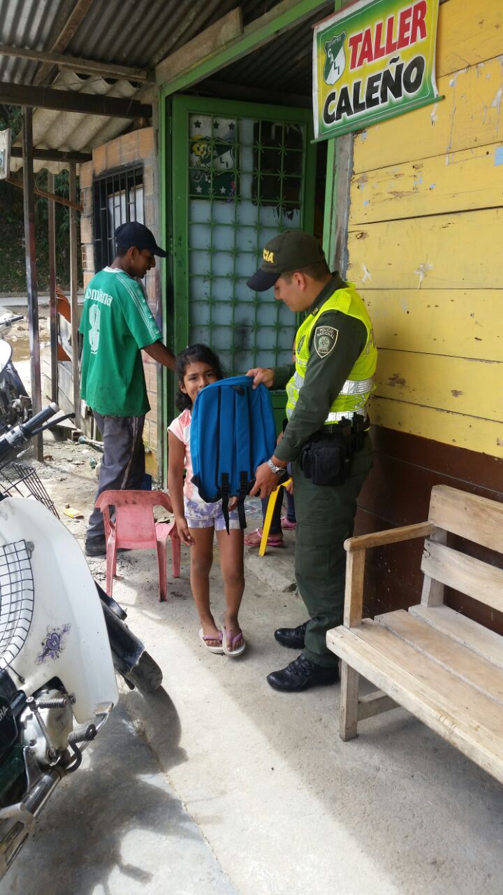 Los policías de Mocoa llegan a distintos barrios, entregando obsequios y mucha alegría. 